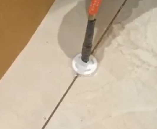 平昌瓷砖空鼓维修公司专业解答瓷砖在铺贴过程中，如果没有涂抹均匀到位的粘结材料（如水泥砂浆或瓷砖胶），可能会导致以下问题